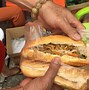 Phát Bánh Mì Từ Thiện